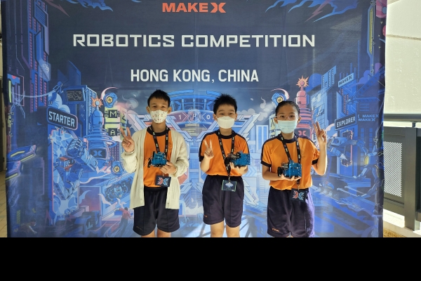 三名五年級學生與自行組裝的mbot機械人合照。